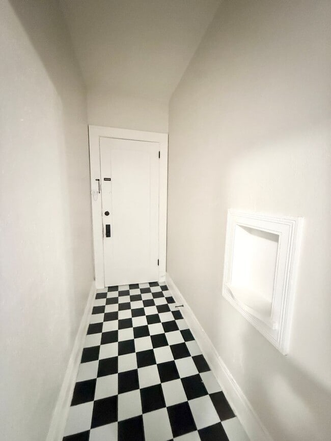 Foto del edificio - Unique Studio w/ Hardwoods in Small 1920's Complex