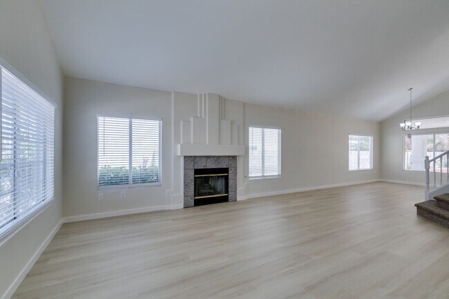 Foto del edificio - Stunning 3 Bedroom, 2.5 Bathroom Home in E...