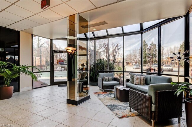 Foto del edificio - 1101 N Elm St