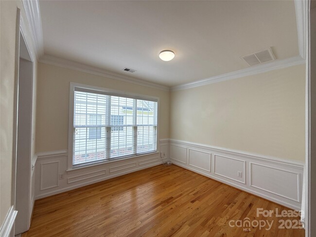 Building Photo - 9535 Numenore Dr
