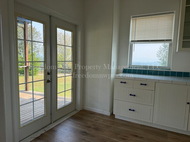 Foto del edificio - 998 Burnt Ridge Rd