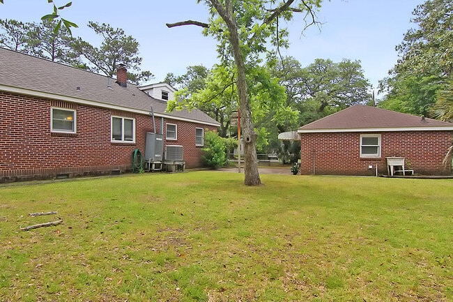 Building Photo - Large brick home