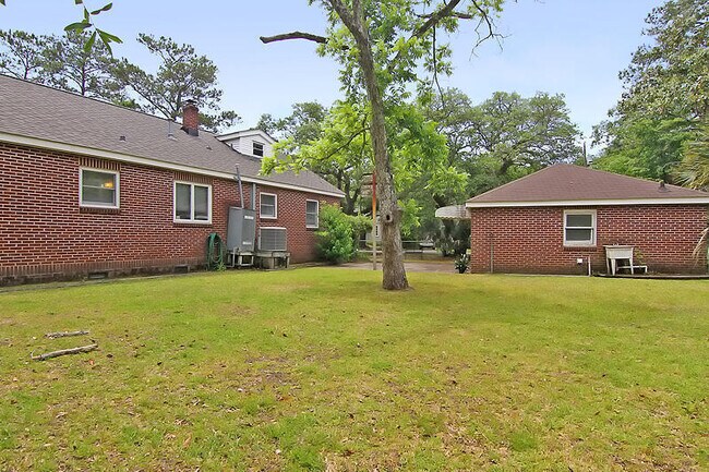 Foto del edificio - Large brick home