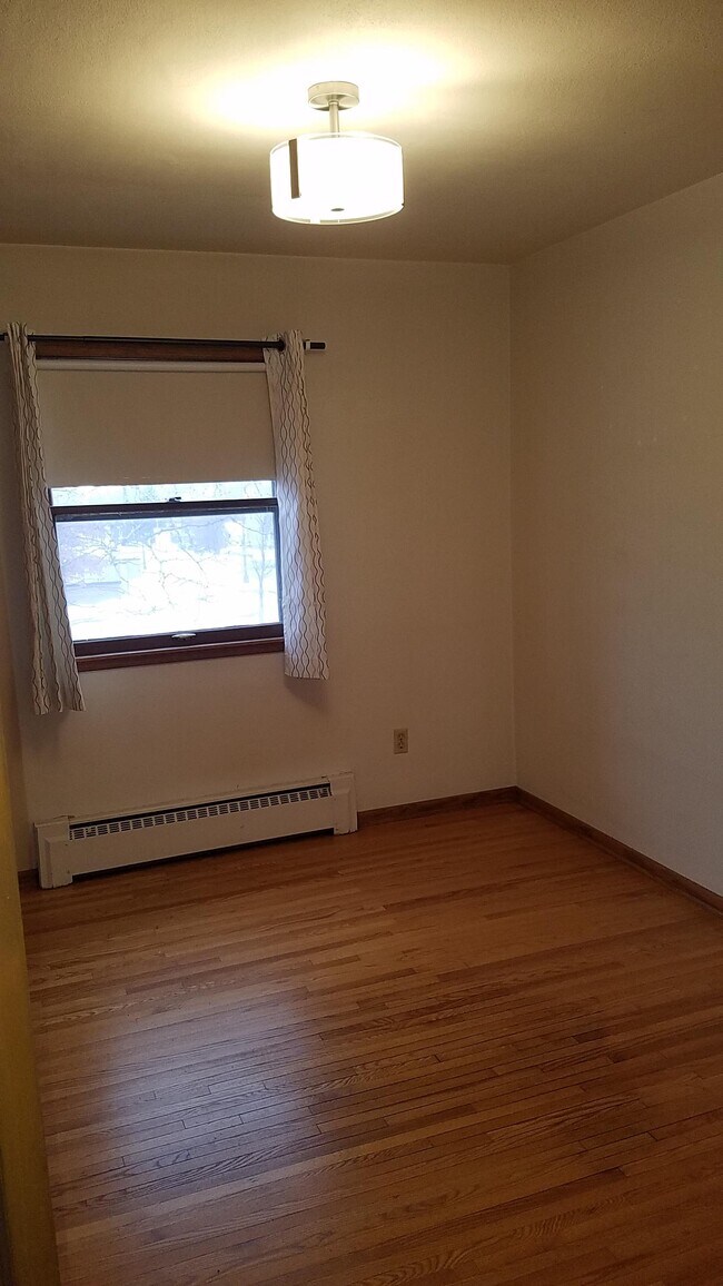 Bedroom - 1022 Arkwright St N