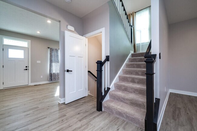 Building Photo - 2049 Creswell Dr