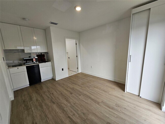 Building Photo - 215 NW 13th Pl