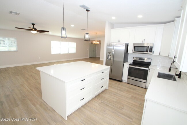 Building Photo - 580 Pine Tree Dr