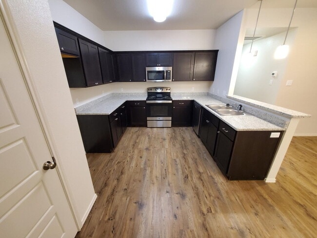 Building Photo - Offering 6 month or 12 month lease /Cooper...