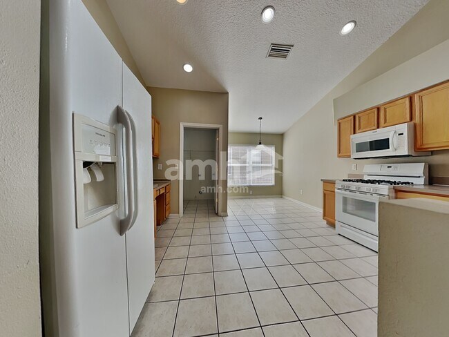 Foto del edificio - 7029 Monarch Park Dr