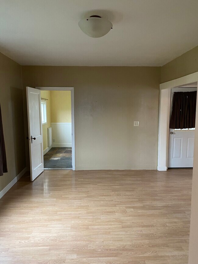 Building Photo - 276 NE Washington St