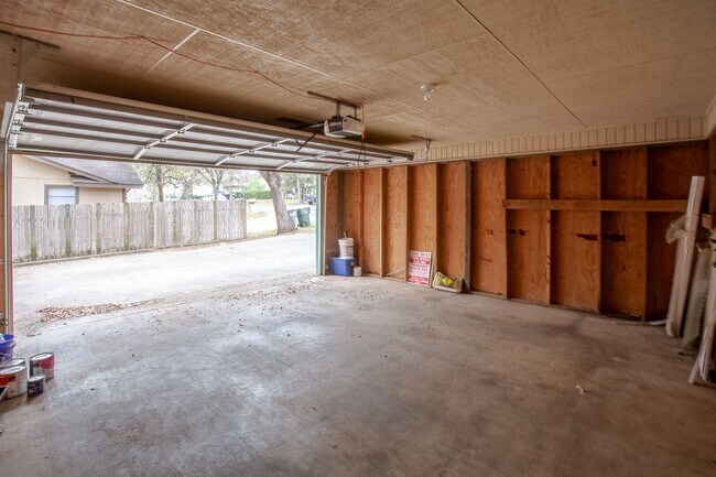 Foto del edificio - Eclectic 3 Bedroom, 2 Bathroom Home - 2 Car Garage - Fenced Yard and More!