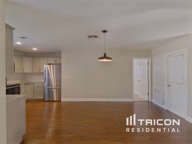 Foto del edificio - 1906 Radcliffe Dr N