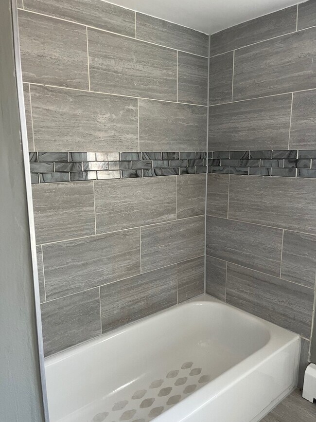 Foto del edificio - 17313 Lathrop Ave