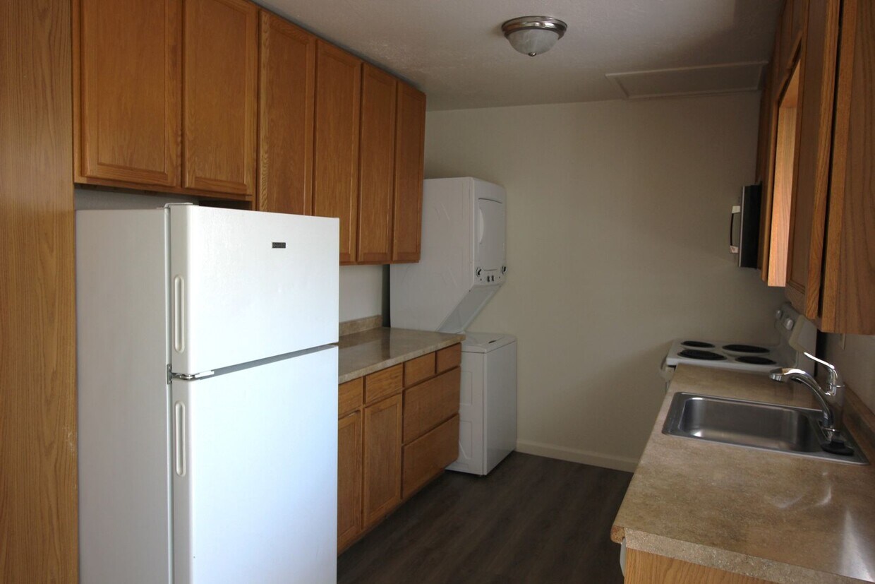 Foto principal - 2 Bedroom Townhome for Rent
