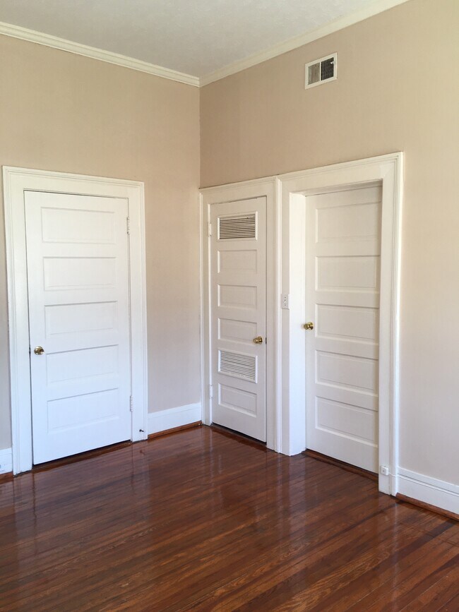 Entrada al dormitorio y entrada al armario. - 1130 5th ave