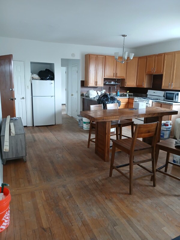 Building Photo - 3022 W Wilson Ave