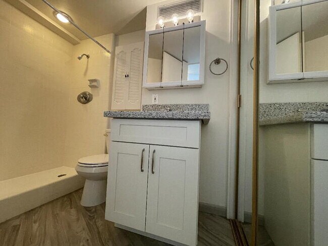 Foto del edificio - HOLIDAY VILLAGE studio, sec, A/C, lanai, pool