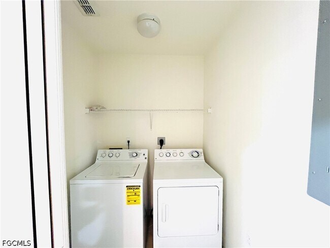 Foto del edificio - 8450 Kingbird Loop