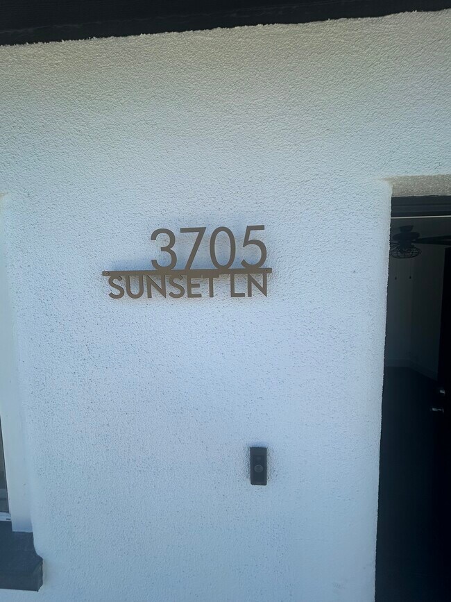 Foto del edificio - 3705 Sunset Ln