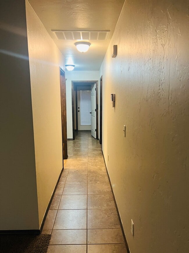 Foto del edificio - 3BR 2BA Duplex with 2 car garage