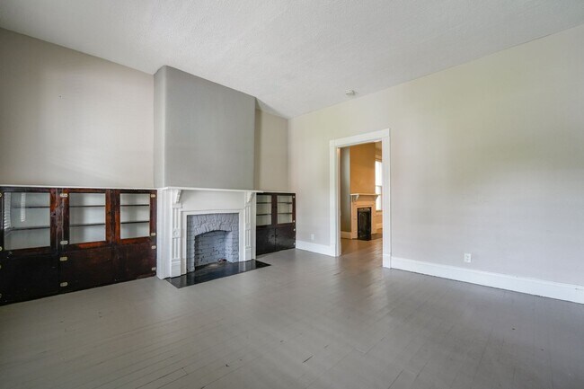 Foto del edificio - Updated Historical duplex!!
