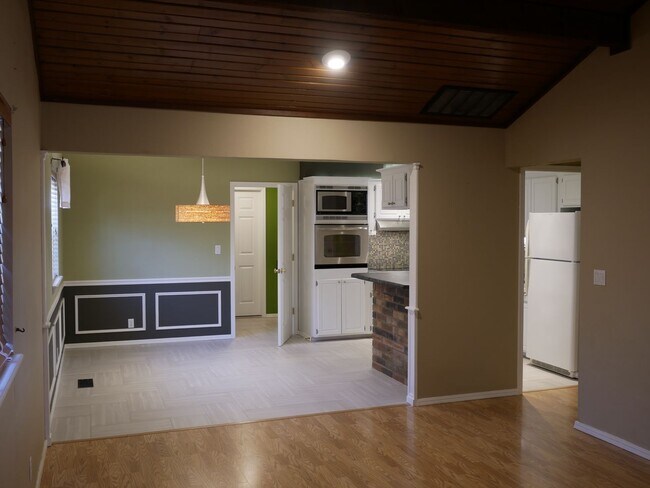 Building Photo - (3) Bed/(2) Bath East Norman. Custom Updat...