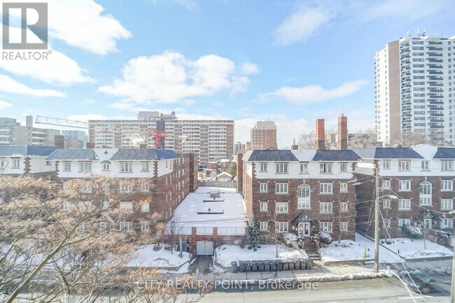 Photo du bâtiment - 1545 Bathurst St