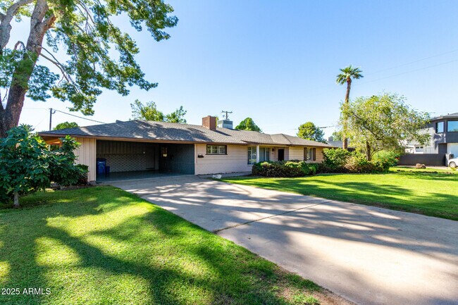 Foto del edificio - 1339 E Luke Ave