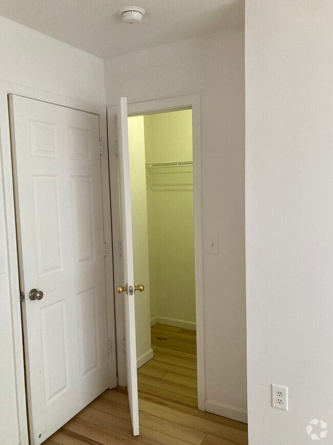 Building Photo - 226 Campus Dr