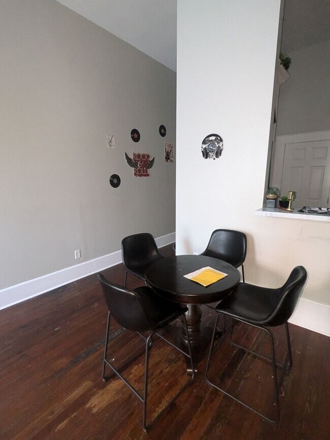 Building Photo - Cute Upstairs Down Town Apartment!