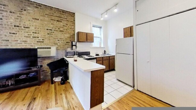 Foto del edificio - 2 bedroom in Chicago IL 60657