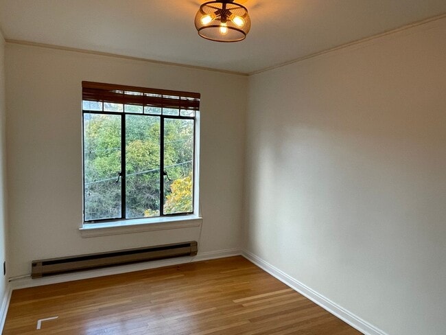 Building Photo - Vintage Eastlake Condo