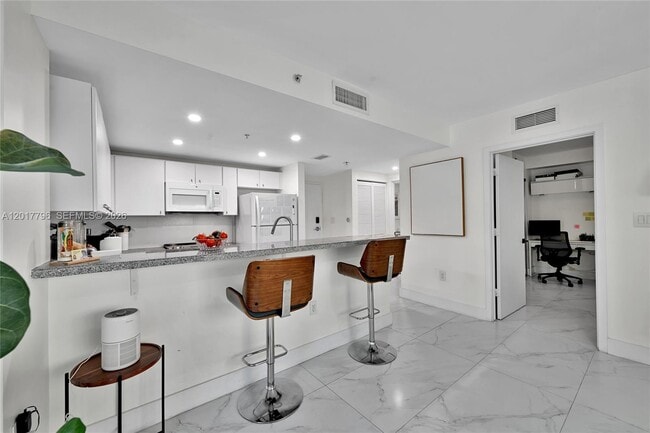 Building Photo - 2740 SW 28th Terrace