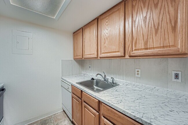 Building Photo - 1200 Golden Cir