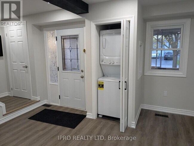 Photo du bâtiment - 945-945 Vance Crescent