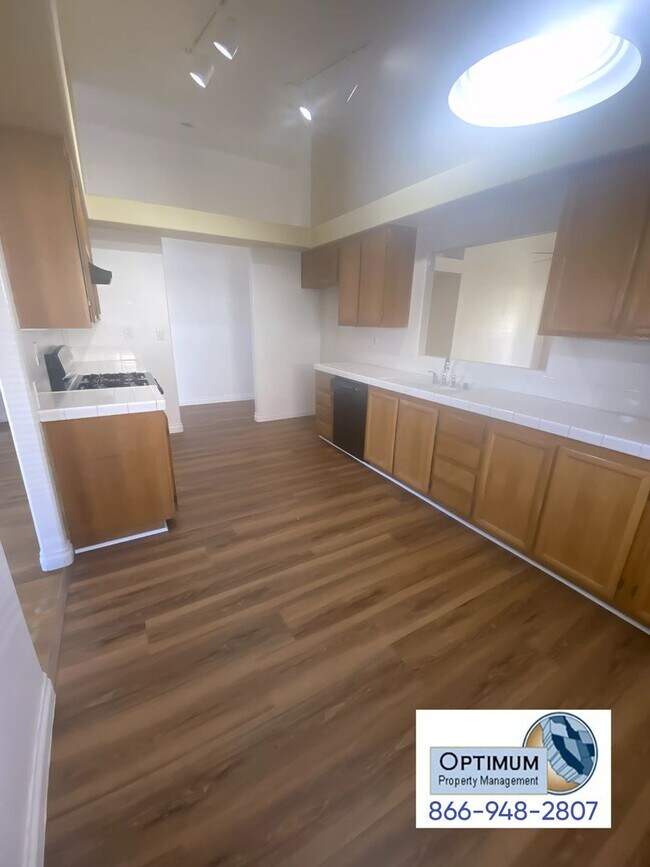 Building Photo - Charming 3-Bedroom, 2-Bathroom Home with E...