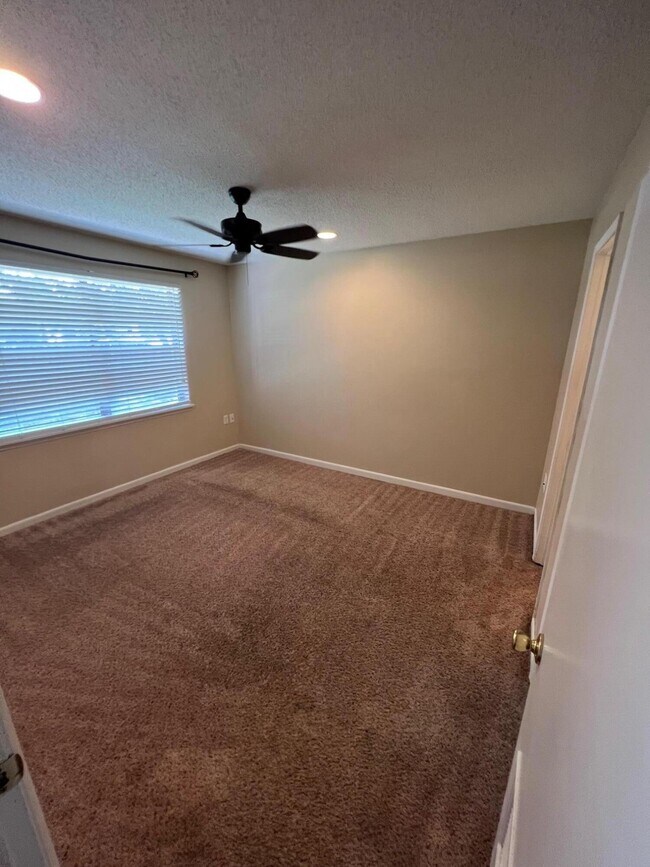 Building Photo - 603 Colonial Dr