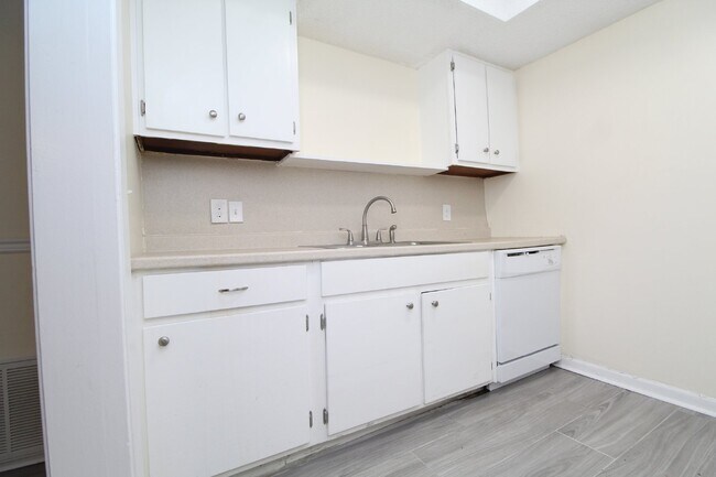 Building Photo - Updated 3 bed 2.5 bath Townhome  ~ Close t...