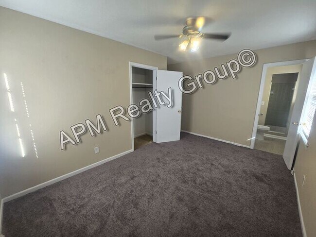 Foto del edificio - Four Bedroom 3 Bath Available NOW!!