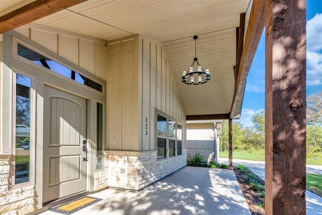 Building Photo - 123 Kikipua