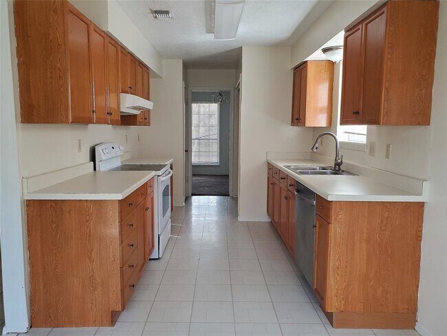 Building Photo - 16334 Oxnard Ln
