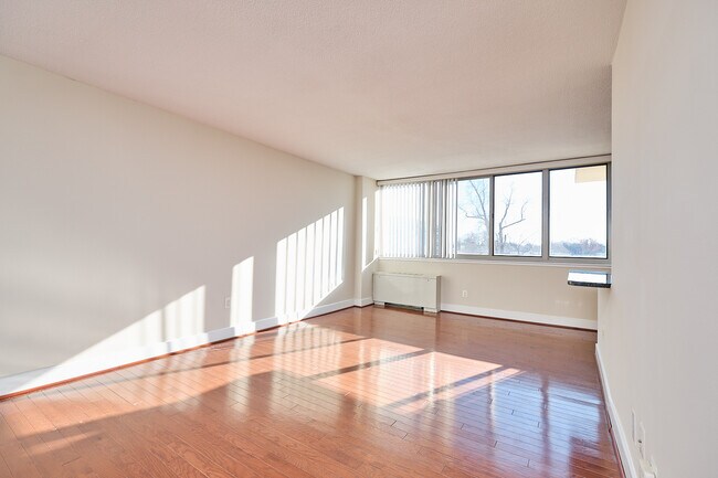 Foto del edificio - 1220 Blair Mill Rd