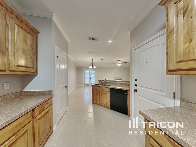 Building Photo - 825 Rambling Ct