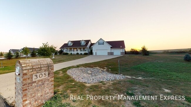Building Photo - 305 N Pine Lake Dr