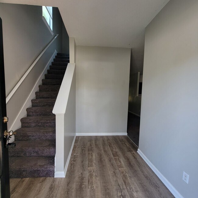 Foto del edificio - Newer Home For Rent 2 Story - Just Like Br...