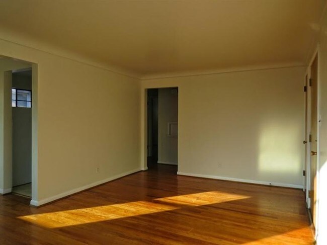Foto del edificio - 3374 Woodford Rd