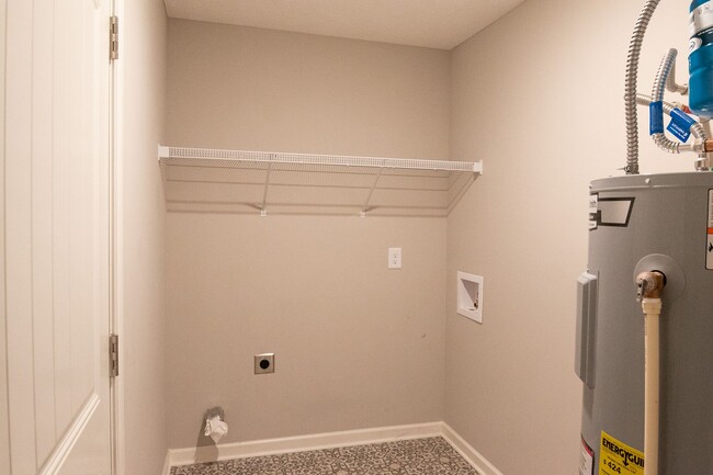 Building Photo - Fantastic, end-unit townhome in desirable Shelton Crossing!