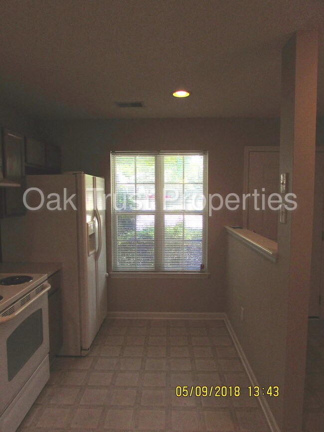 Building Photo - Oak Bluff