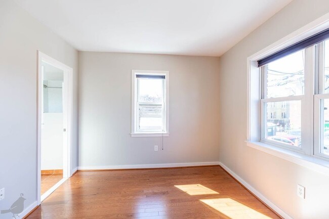 Foto del edificio - Bright One Bedroom Gem in Columbia Heights!