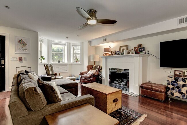 Foto del edificio - Historic Victorian Charm Meets Modern City Living — 1 BR + Den / 2 BA in Columbia Heights